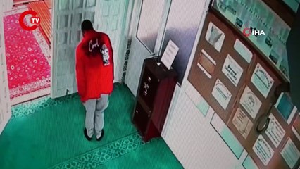 Sakız yapıştırdığı telle, cami kasasından paraları böyle çaldı