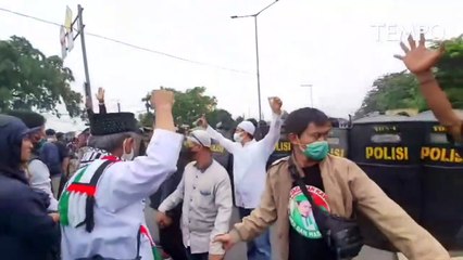 Download Video: Suasana Jelang Vonis Rizieq Shihab, Simpatisan Berusaha Datangi Pengadilan Negeri Jakarta Timur