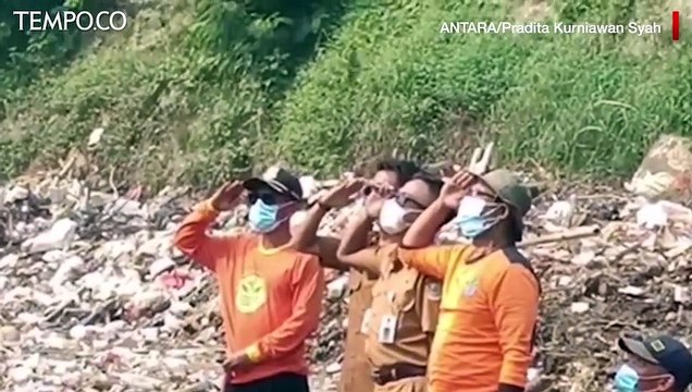 Petugas Kebersihan Bekasi Gelar Upacara HUT RI di tengah Lautan Sampah