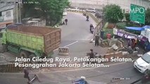 Rekaman CCTV Kecelakaan Truk di Ciledug