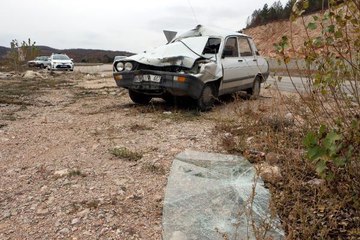 Otomobil, ağaç yüklü traktöre çarptı: 2'si bebek, 1'i çocuk 6 yaralı