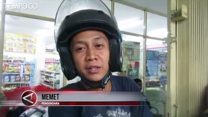 Detik-detik Belasan Pengendara Motor Terseret Banjir di Bandung