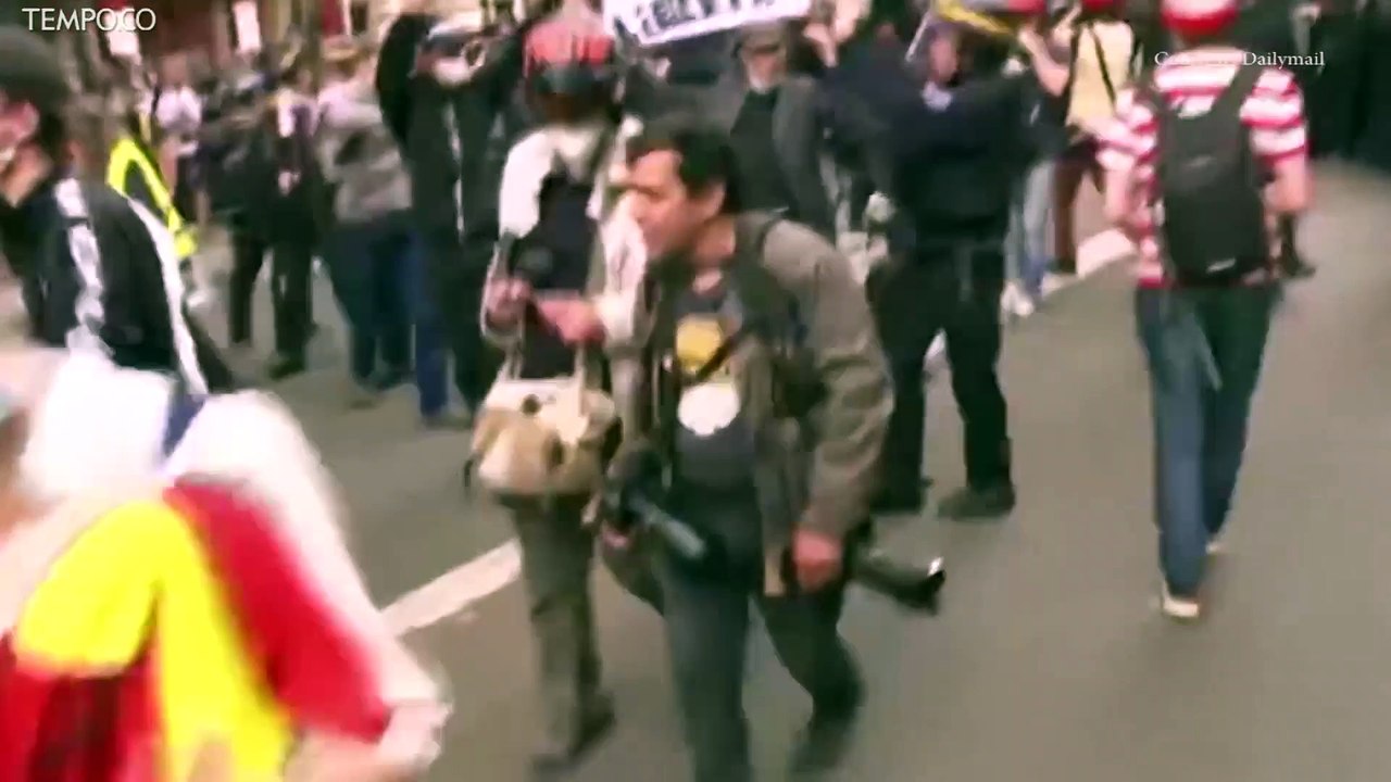 Demo Anti Vaksin COVID-19 di Paris Diwarnai Bentrokan