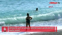 Antalya'da hava sıcaklığı 22 derece! Tatilciler denize girip güneşlendi