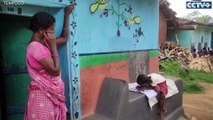 Guru di India Ini Sulap Tembok Jadi Papan Tulis untuk Siswa Belajar