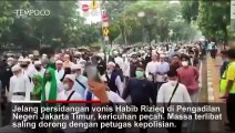 Massa Simpatisan Rizieq Shihab terlibat Bentrok dengan Petugas Kepolisian