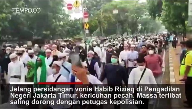 Massa Simpatisan Rizieq Shihab terlibat Bentrok dengan Petugas Kepolisian