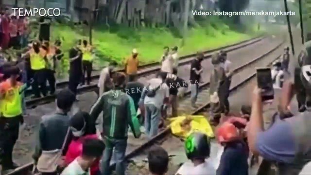 Terobos Palang Pintu Kereta, Pemotor Tewas Tertabrak Kereta di Kebayoran