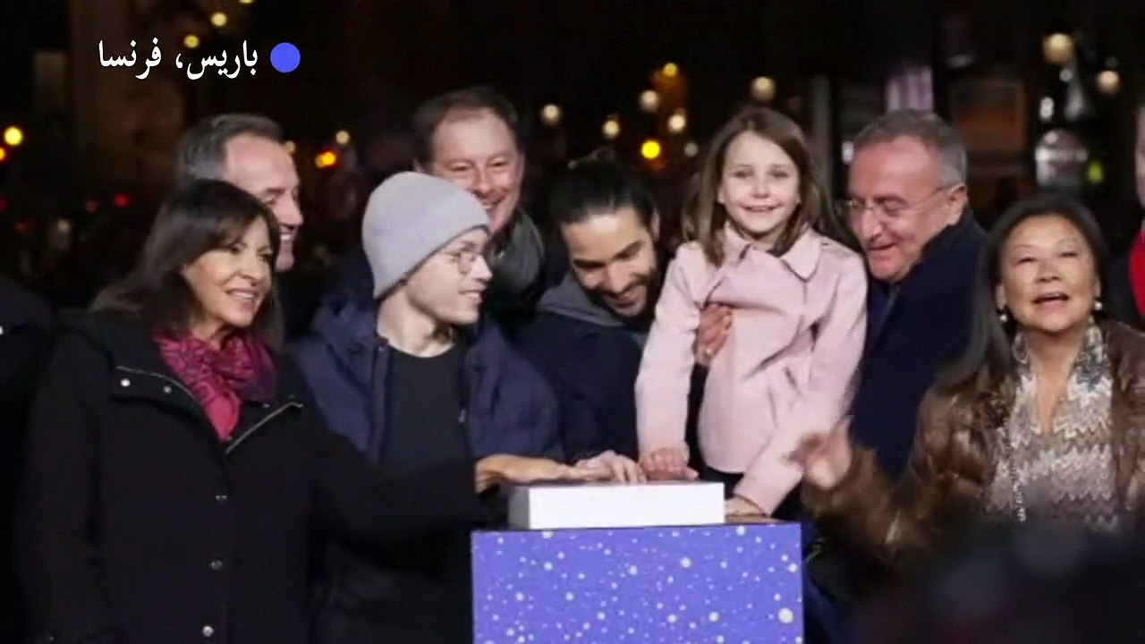 إضاءة زينة عيد الميلاد في جادة الشانزليزيه في باريس