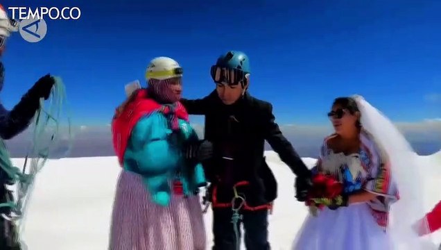 Suka Kemegahan Gunung, Pasangan Ini Menikah di Puncak Illimani Bolivia