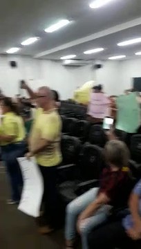 Manifestantes pedem que vereadores revejam aumento de cadeiras e de salários