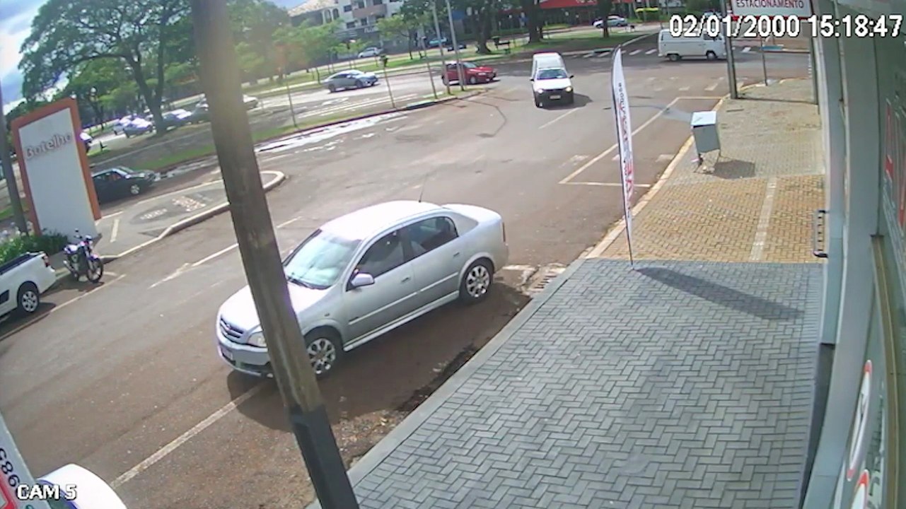 Eita! Motorista se distrai, invade calçada e atinge lixeira no Centro