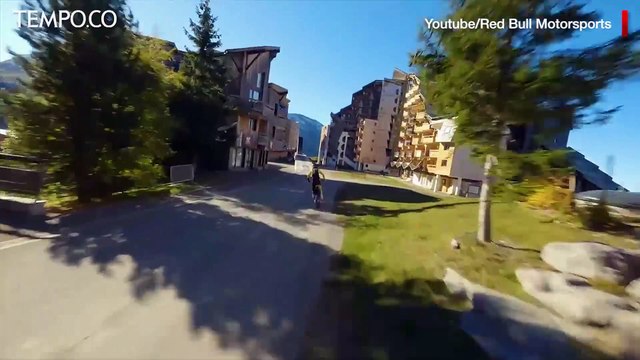 Pebalap Prancis Uji Adrenalin Melompat dari Tebing 135 m dengan Sepeda Motor