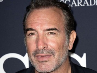 "Coincé", "rigide", "pas drôle" : Jean Dujardin fustigé par les internautes, son passage dans le "Late Show" divise... Mais que s'est-il passé ?