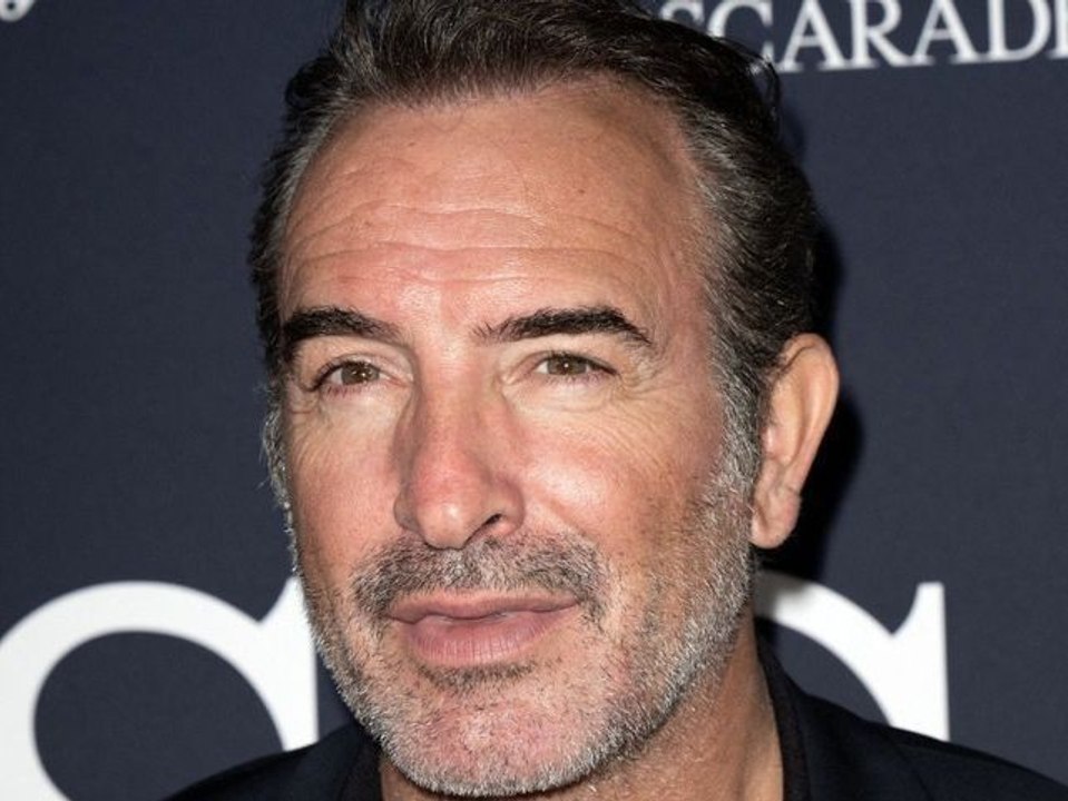 "Coincé", "rigide", "pas drôle" : Jean Dujardin fustigé par les internautes, son passage dans le "Late Show" divise... Mais que s'est-il passé ?