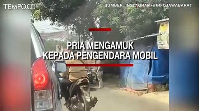 Viral, Pria Ngamuk, Tendang Spion Mobil yang Diduga Halangi Laju Ambulans
