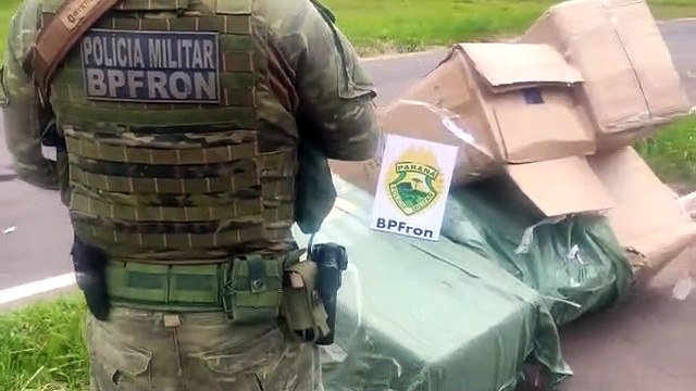 BPFron apreende ônibus com mercadoria contrabandeada do Paraguai, em Alto Paraíso