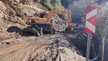 Tire'de toprak kayması sonucu kapanan köy yolunda çalışma yapıldı