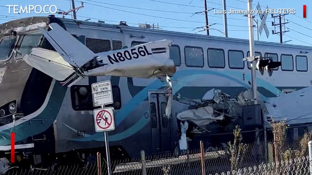 Detik-detik Pesawat Latih Jatuh di Rel Kemudian Ditabrak Kereta Api