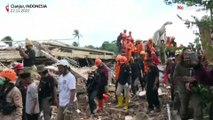 Equipas de resgate procuram salvar vidas em Java