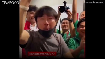 Suasana di Locker Room, Shin Tae-yong Basah Kuyup Disiram Pemain