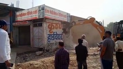 अतिक्रमण पर चला यूआईटी का पंजा, साफ होती चली गई सड़क