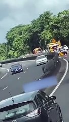 Un automobiliste curieux fait une marche arrière sur l'autoroute pour mieux voir l'accident