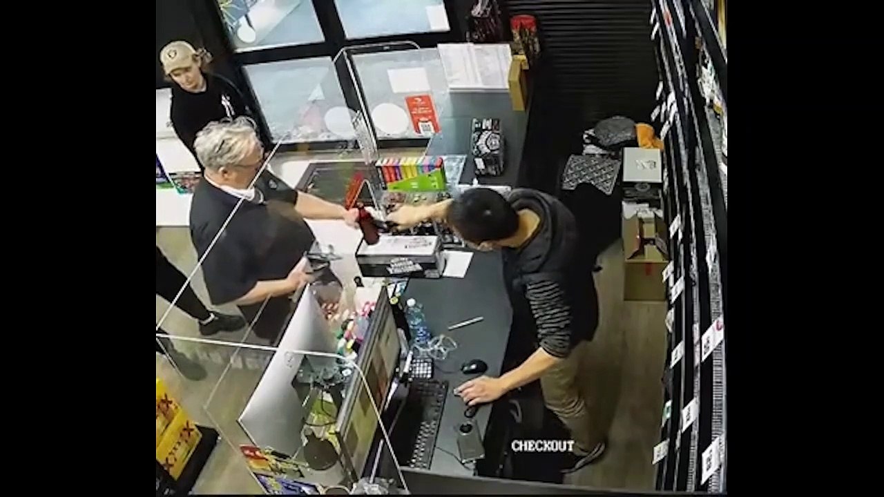 Un jeune veut voler une bouteille d'alcool mais tombe sur un commerçant plus malin que lui