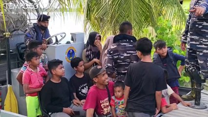 Korban Banjir Aceh Utara Rekreasi Pakai Kapal TNI AL