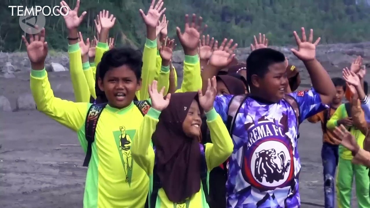 Siswa Lereng Semeru Sekolah di Bantaran Sungai Akibat Aksesnya Terputus