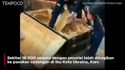 Coba Tahan Serangan Rusia, Ukraina Bagikan 18,000 Senjata ke Tentara Cadangan di Kiev