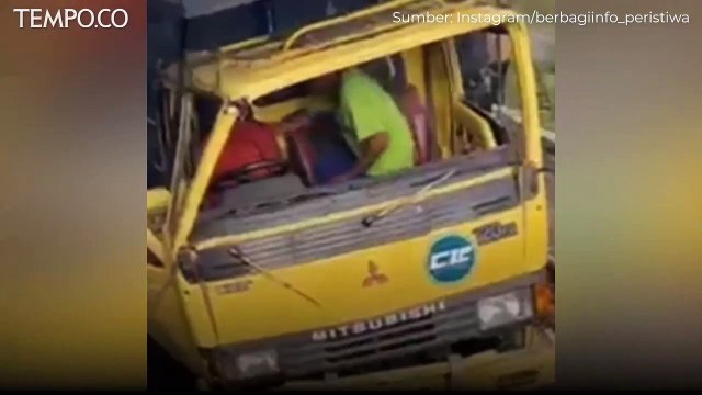 Dua Truk Dihantam Kereta Api di Lamongan, Masinis Terluka