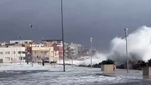 Meteo Puglia: filmate onde alte dieci metri che invadono il lungomare e vento verso i 100 km/h, abbattuti manufatti. Allerta maltempo della Protezione Civile - video
