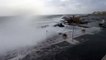 Meteo Puglia: filmate onde alte dieci metri che invadono il lungomare e vento verso i 100 km/h, abbattuti manufatti. Allerta maltempo della Protezione Civile - video