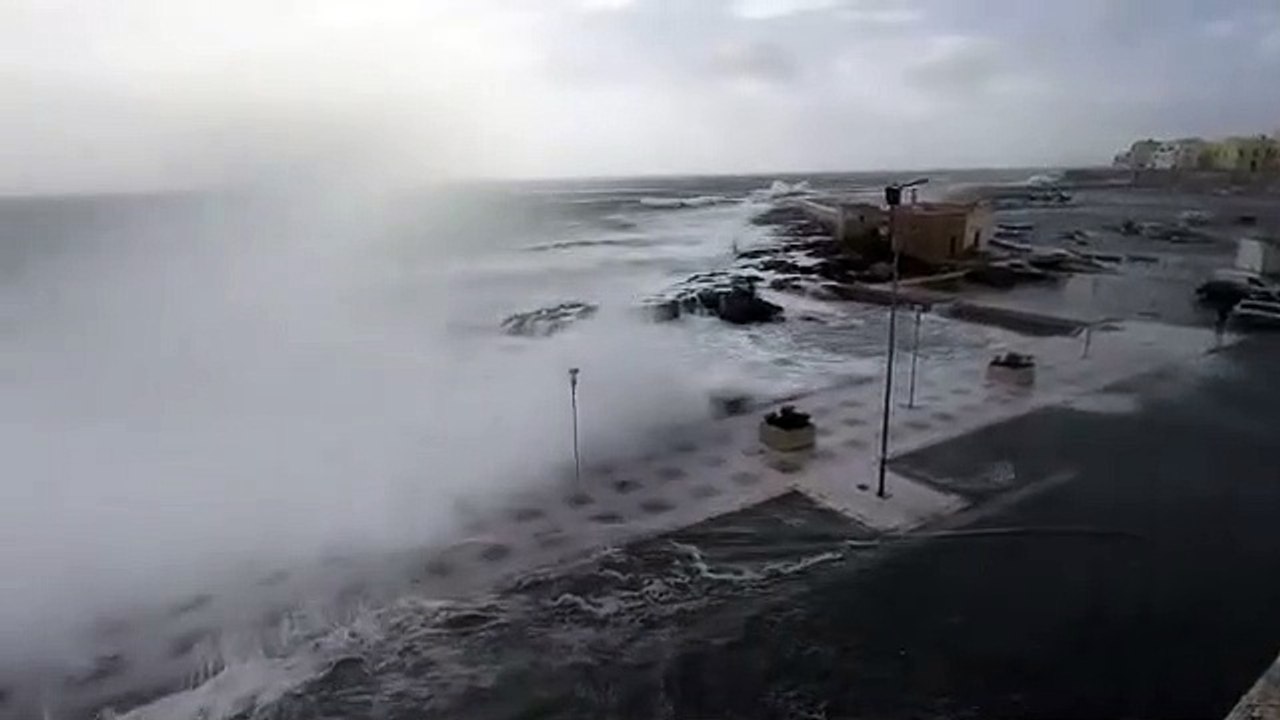 Meteo Puglia: filmate onde alte dieci metri che invadono il lungomare e vento verso i 100 km/h, abbattuti manufatti. Allerta maltempo della Protezione Civile - video