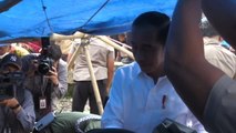 Endonezya'da depremzedeler derme çatma çadırlara sığınıyor
