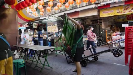 Long lines for the Chinatown food in Bangkok