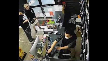 Quand le patron du magasin est plus futé que le jeune voleur... ahaha