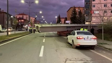 40 tonluk yükle çamura saplandı, 2 saatlik çalışmayla kurtarıldı