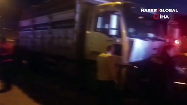 Feci kaza anı kamerada! Kamyon kırmızı ışıkta duran araçlara çarptı 9 yaralı
