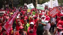 JOHANNESBURG - Güney Afrika'da kamu çalışanları 1 günlük greve gitti