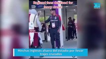 Hinchas ingleses afuera del estadio por llevar trajes cruzados