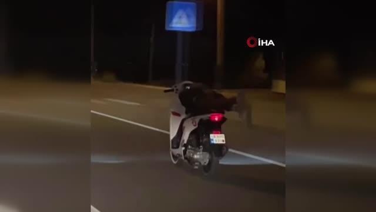 Motosikleti yatarak kullandı...O anlar cep telefonu kamerasında