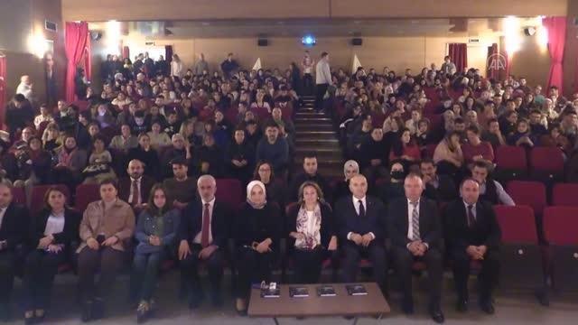 Kültür ve Turizm Bakan Yardımcısı Yavuz, Siyahlı Kadın tiyatro oyununu izledi