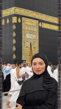 بعد اتهامها بالسحر لشقيقتها شوق الهادي تدعو أمام الكعبة وتلمس الحجر الأسود