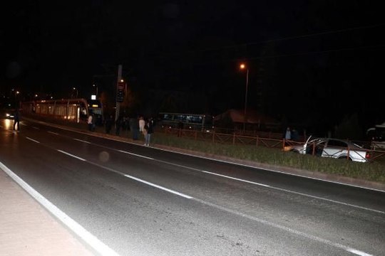 OTOMOBİL TRAMVAY YOLUNA GİRDİ, KAZA YAPAN SÜRÜCÜ PLAKALARI SÖKÜP KAÇTI