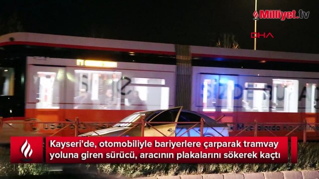 Otomobil tramvay yoluna girdi, kaza yapan sürücü plakayı söküp kaçtı