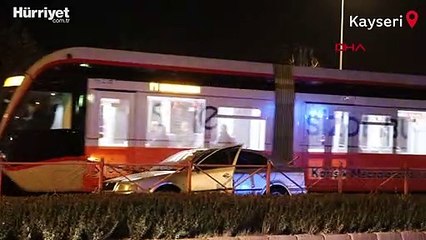 Tramvay yolunda kaza yapan sürücü, plakaları söküp polisten kaçtı