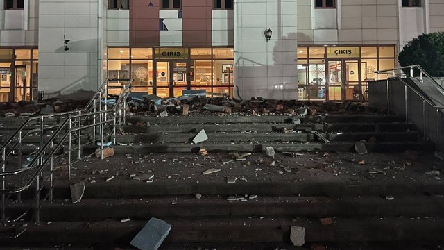 Deprem nedeniyle Düzce Adliyesi'nde hasar meydana geldi