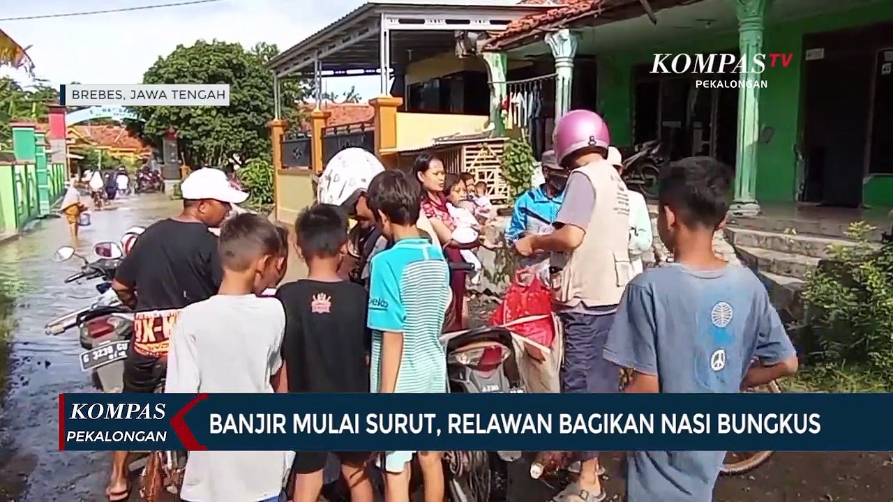 Banjir Mulai Surut, Relawan Bagikan Nasi Bungkus